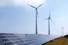 Panneaux solaires et éoliennes.