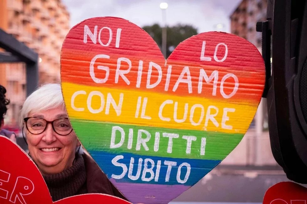 Protesta contro l’omofobia e la violenza di genere a Roma. Un cartello reca la scritta: “Noi lo gridiamo con il cuore: diritti subito »Protest gegen Homophobie und geschlechtsspezifische Gewalt in Rom«